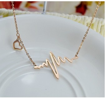 Heartbeat feeling female short paragraph clavicle chain necklace